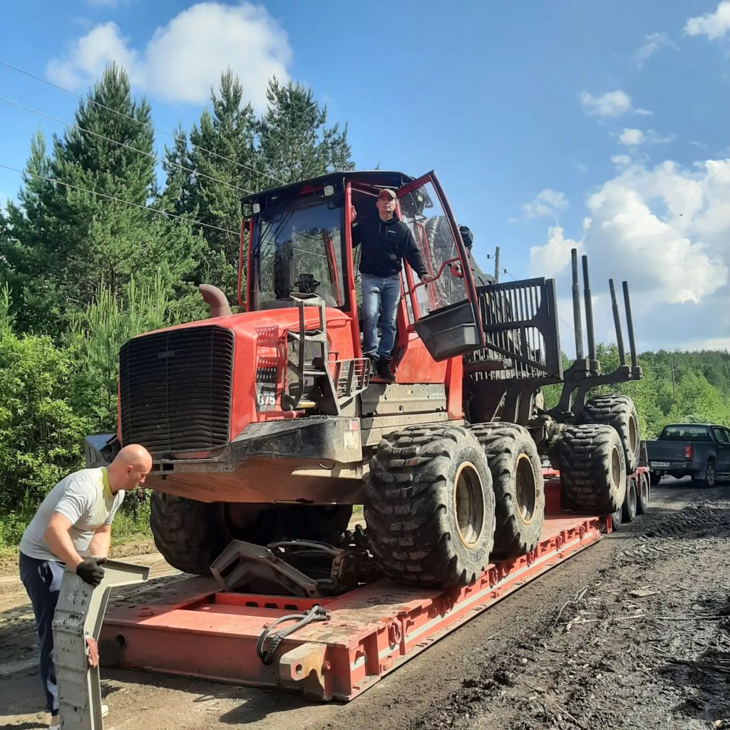 Форвардер Komatsu 875 2017 года на трале перед отправкой из Свердловской области в Архангельскую область — фото 1