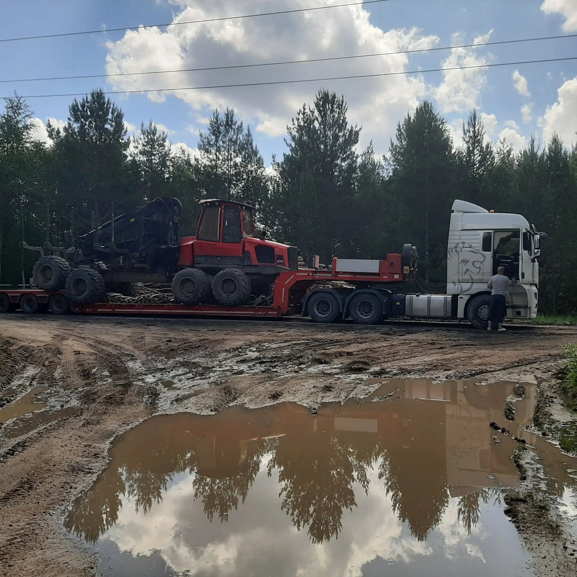 Форвардер Komatsu 875 2017 года на трале перед отправкой из Свердловской области в Архангельскую область — фото 2