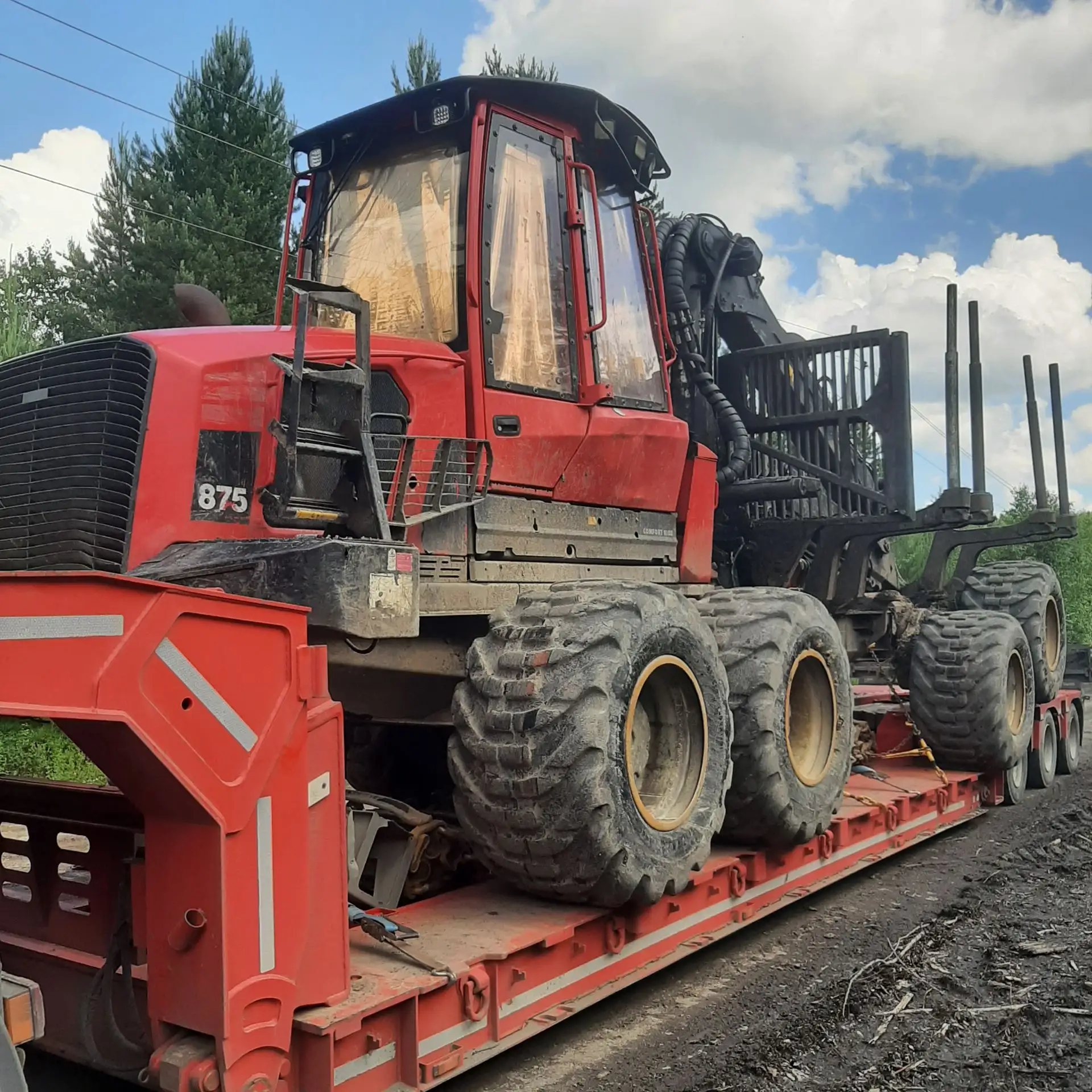 Форвардер Komatsu 875 2017 года на трале перед отправкой из Свердловской области в Архангельскую область — фото 3