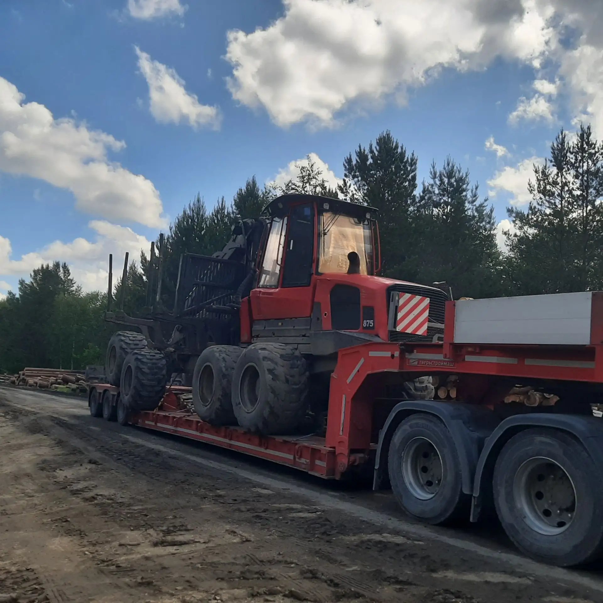 Форвардер Komatsu 875 2017 года на трале перед отправкой из Свердловской области в Архангельскую область — фото 4