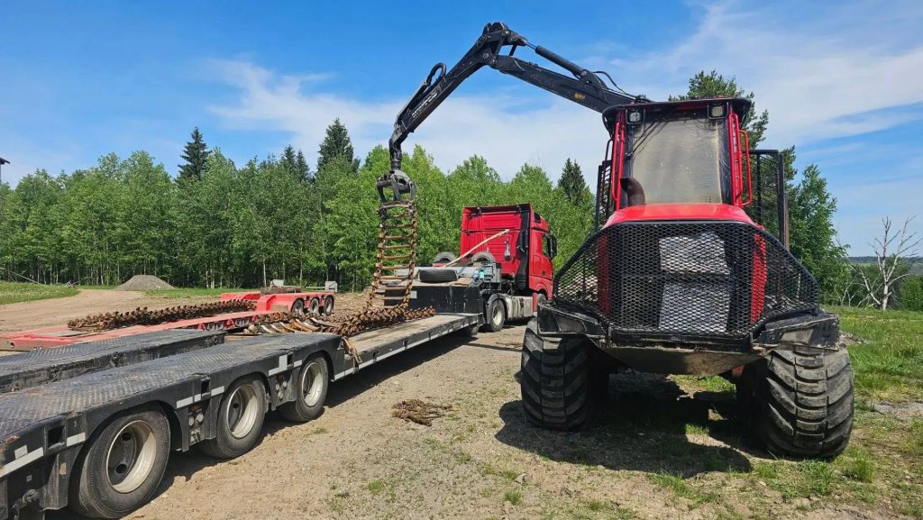 Форвардер Komatsu 875 2017 года перед отправкой из Пермского края в Свердловскую область — фото 1