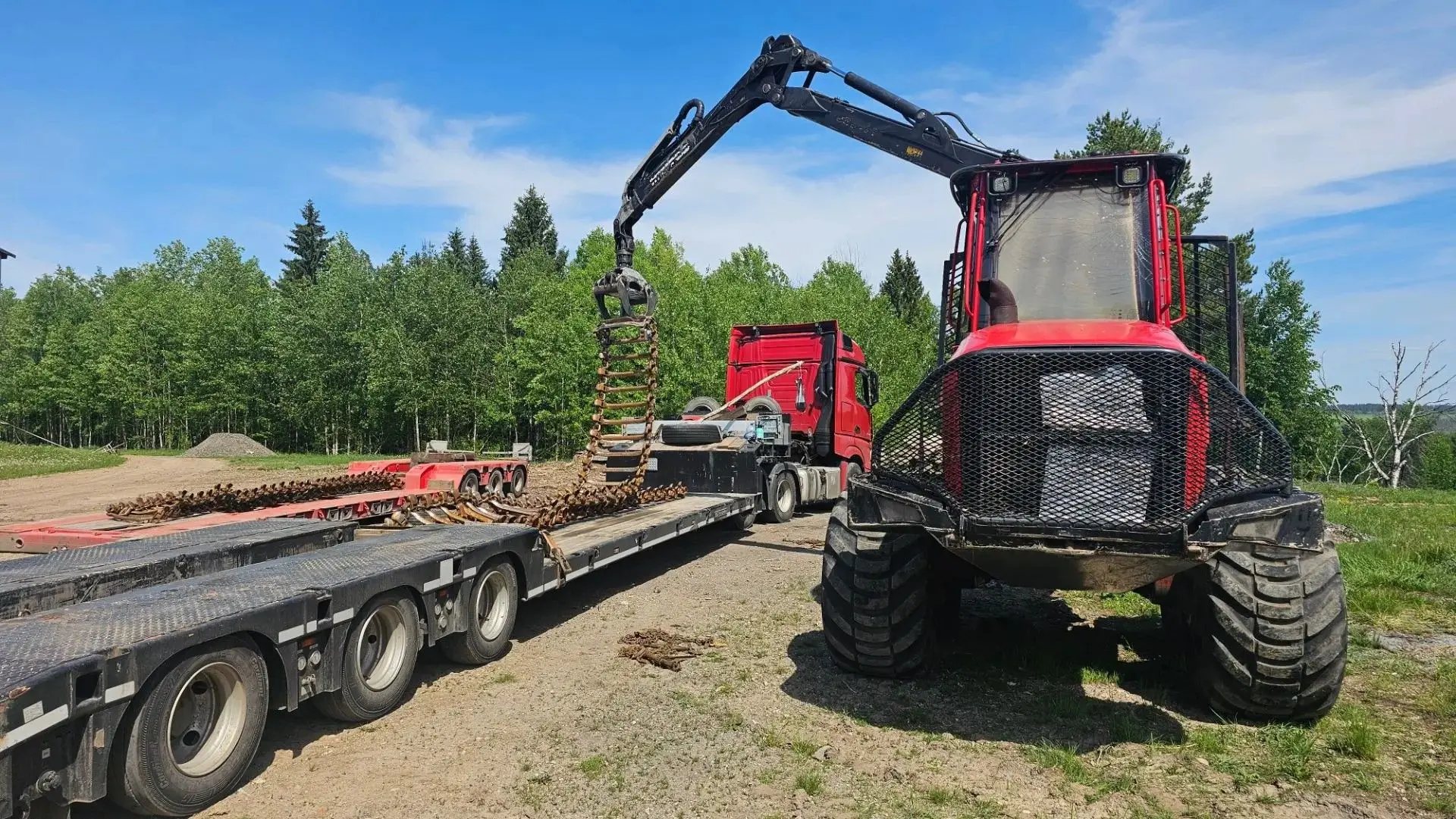 Форвардер Komatsu 875 2017 года перед отправкой из Пермского края в Свердловскую область — фото 1