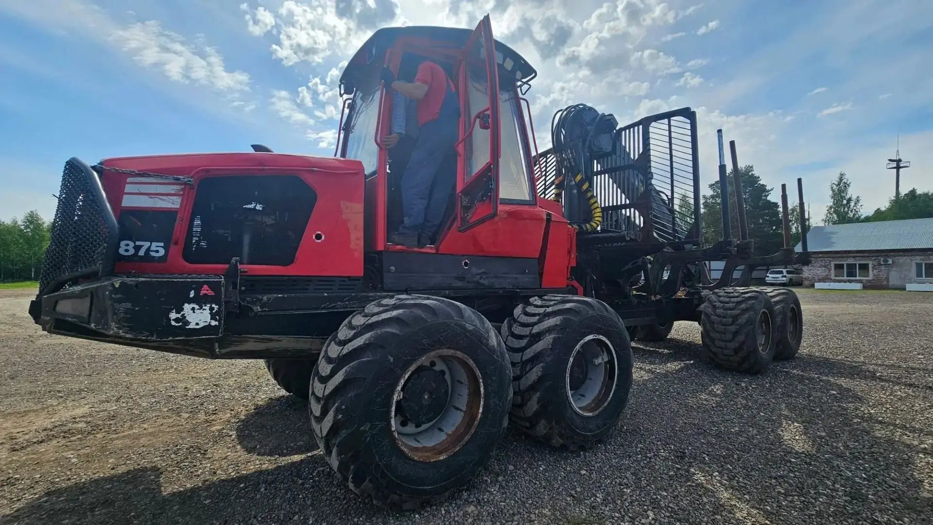 Форвардер Komatsu 875 2017 года перед отправкой из Пермского края в Свердловскую область — фото 2