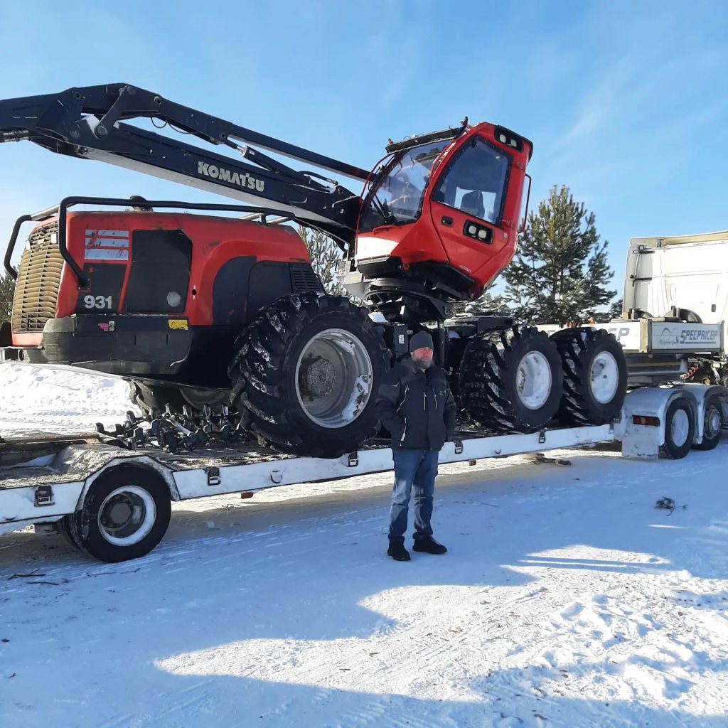 Харвестер Komatsu 931 2017 года на трале перед отправкой из Свердловской области в Хабаровский край — фото 2