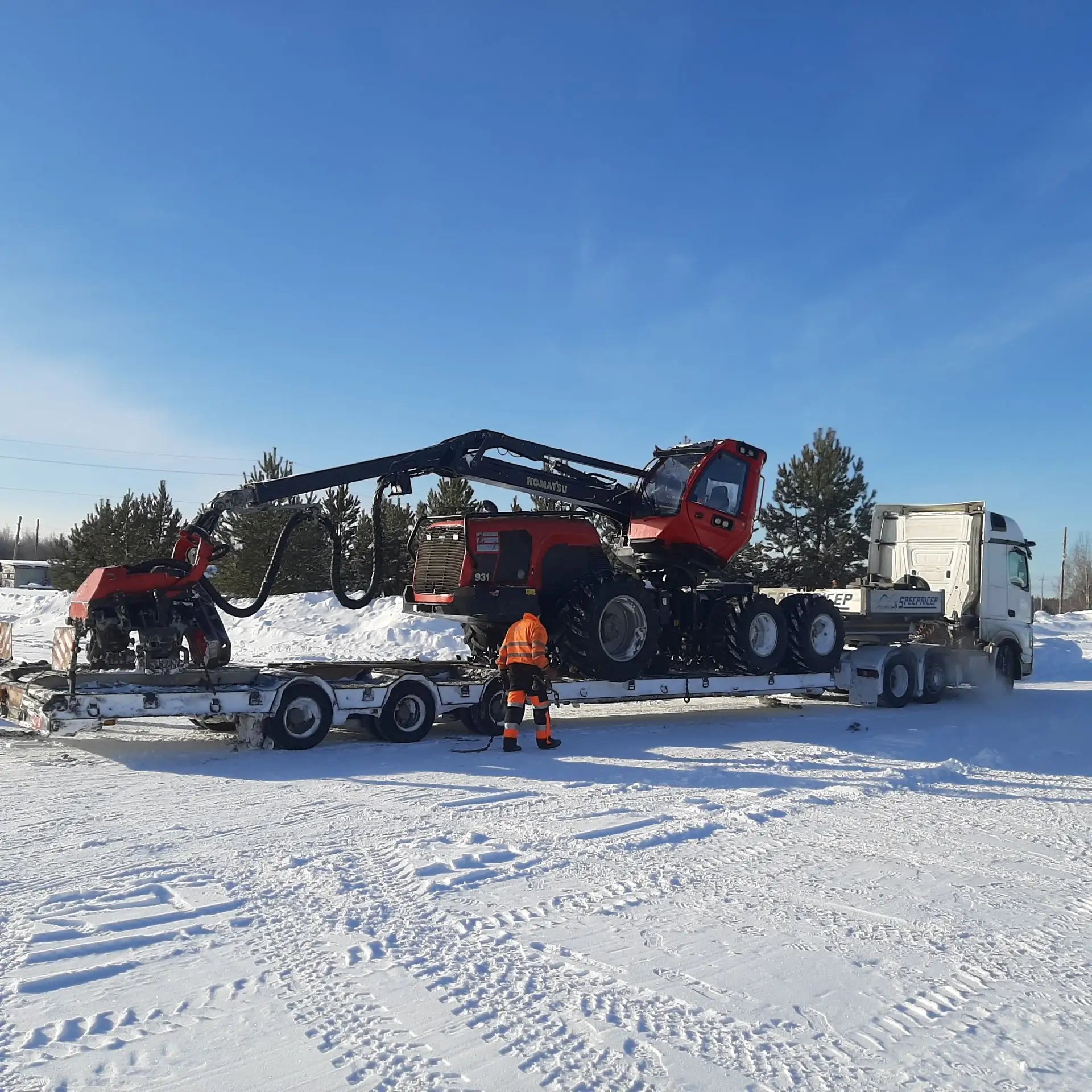 Харвестер Komatsu 931 2017 года на трале перед отправкой из Свердловской области в Хабаровский край — фото 3