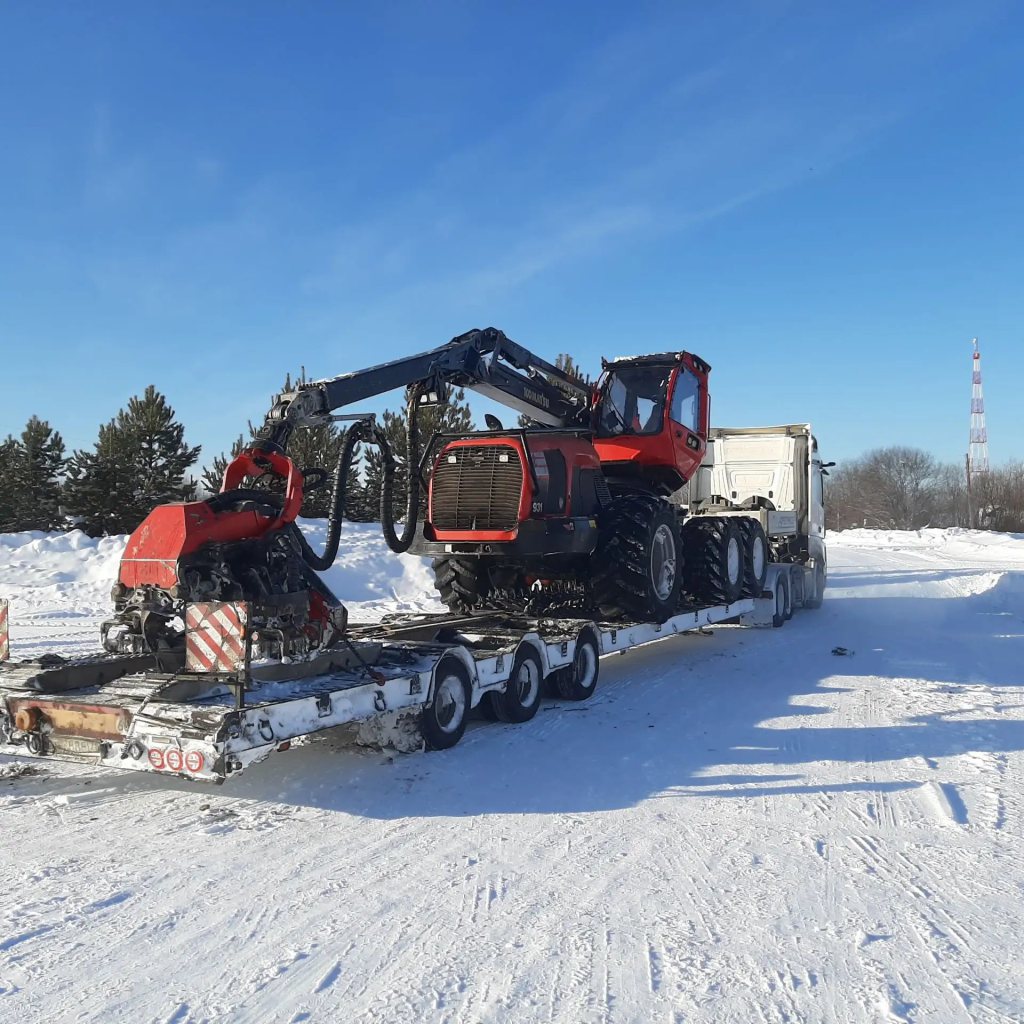 Харвестер Komatsu 931 2017 года на трале перед отправкой из Свердловской области в Хабаровский край — фото 4