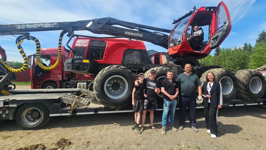 Komatsu 931 XC на трале перед отправкой в Свердловскую область
