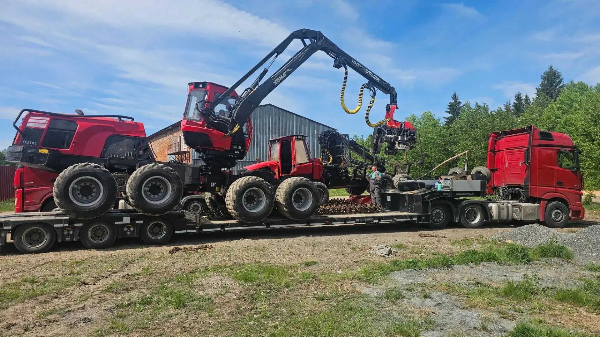 Техника Komatsu на трале перед отправкой из Пермского края в Свердловскую область